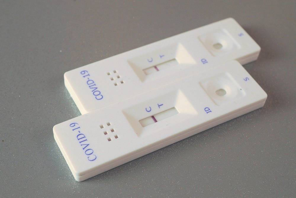 Zwei Covid-Schnelltests zeigen ein negatives Testergebnis