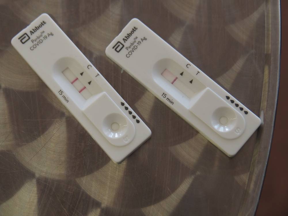 Zwei Covid-Schnelltest mit positivem sowie negativem Testergebnis