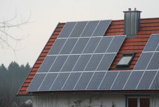 Blick auf ein Hausdach mit Photovoltaikmodulen