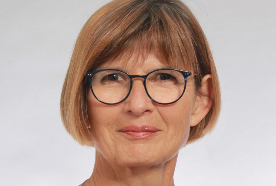 Portrait einer Frau, hellbraune Haare, Pagenschnitt, Brille, freundliches Lächeln