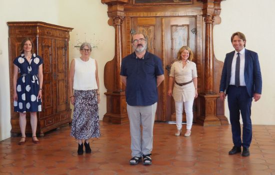 Abschied von Schulleiter Ulrich Zumhasch: Es sind fünf Personen auf dem Bild: von rechts OB Michael Lang, Fachbereichsleiterin Andreas Feuerstein, in der Mitte Ulrich Zumhasch, die Leiterin des Staatlichen Schulamts Markdorf, Carmen Huber und Dezernentin Astrid Exo.