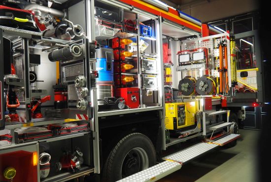 Viele Gegenstände im Feuerwehrauto