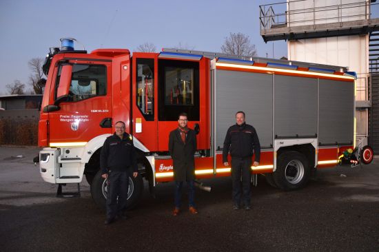 Drei Männer und ein neues Feuerwehrauto