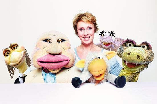Frau mit Puppen