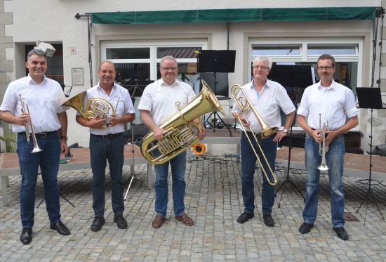 Fünf Männer mit Blechblasinstrumenten