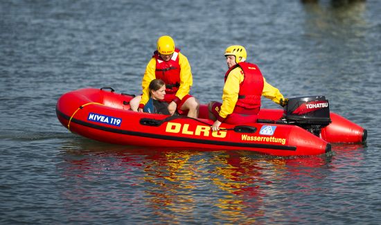 Boot mit zwei Männern der DLRG