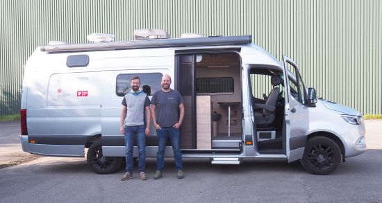 Zwei Männer vor einem Wohnmobil