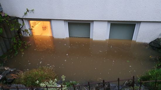 Wasser steht vor einem Untergeschoss