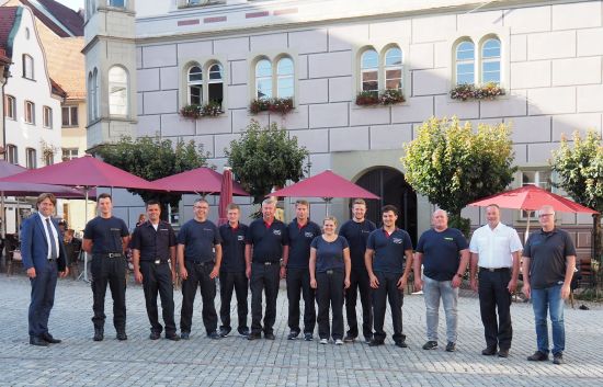 Mehrere Männer und eine Frau mit OB Michael Lang auf dem Marktplatz