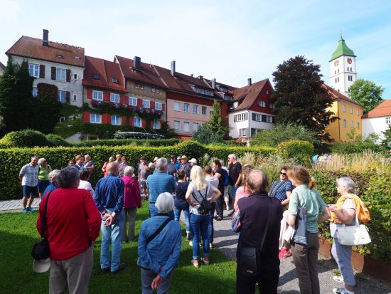 Viele Menschen im Garten bei der Stadtmauer