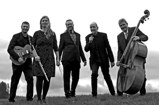Eine Frau und vier Männer mit Musikinstrumenten