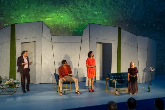 Vier Schauspieler auf der Bühne
