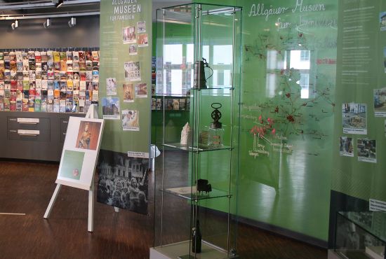 Schautafeln und einzelne Objekte, die für die Museen im Allgäu werben