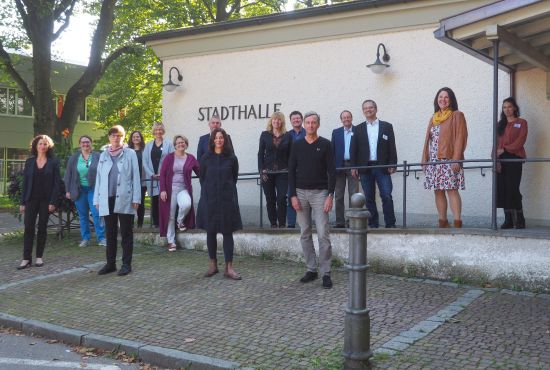 Männer und Frauen vor der Stadthalle