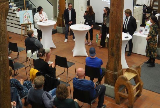 Sechs Personen reden miteinander vor Publikum