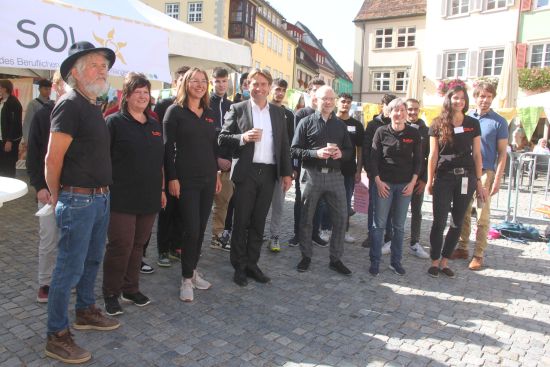 Männer und Frauen in einer Reihe