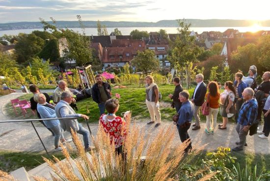 Männer und Frauen stehen in einem Garten in Überlingen