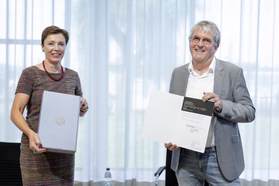 Eine Frau und ein Mann mit einer Urkunde