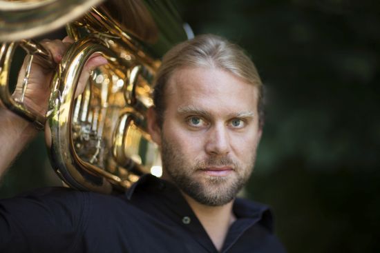 Ein Mann mit Musikinstrument