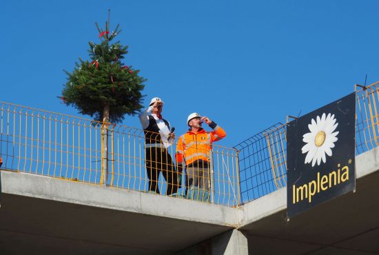Zwei Männer auf einem Dach. 