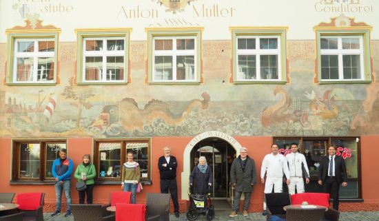 Menschen vor einem schönen Haus