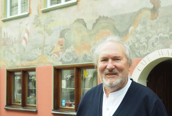 Mann vor einem Gemälde