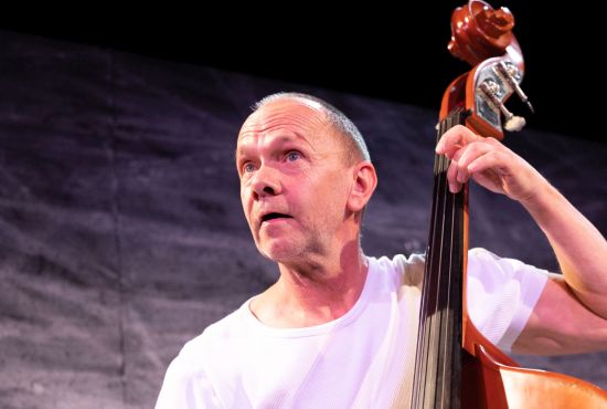 Mann spielt Kontrabass
