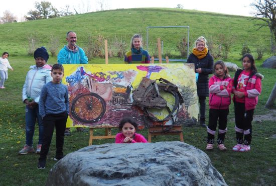 Kinder zeigen ein großes Kunstwerk