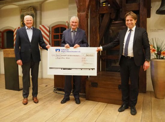 3 Männer und ein großer Scheck