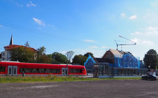 Zug und Bahnhof