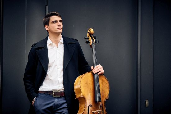 Mann mit Cello