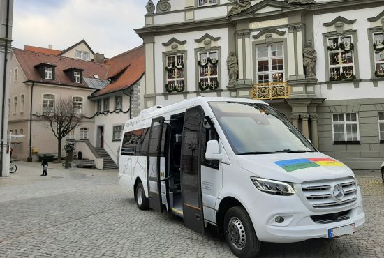 Weißer Bus vor dem Rathaus