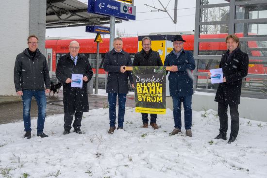Sechs Männer am Bahnhof
