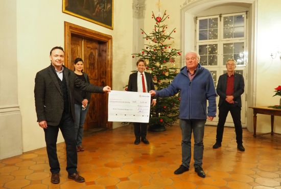 Fünf Personen und ein großer Scheck