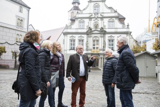 Sechs Personen vor dem Rathaus