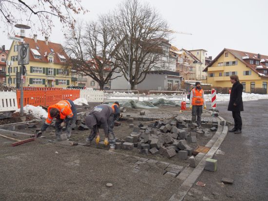 Fünf Männer an einer Straßenbaustelle