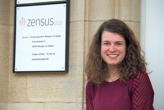 Frau vor der Zensuserhebungsstelle