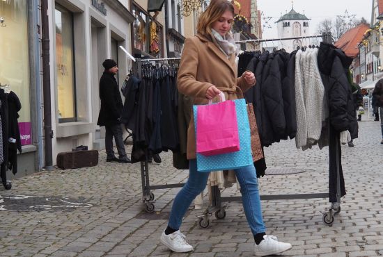 Junge Frau mit Tüten
