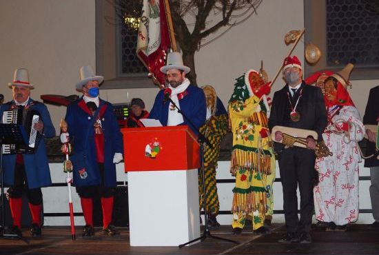 Narren und OB Lang auf dem Marktplatz