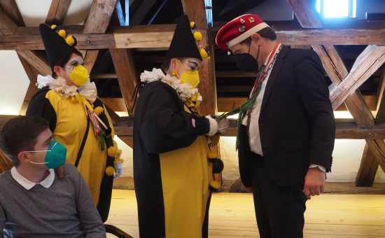 Frauen schneiden Krawatte von OB Lang ab