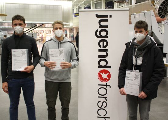 Drei Jungs mir ihren Urkunden