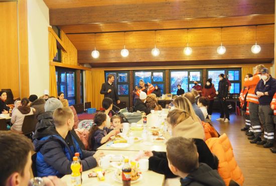 Menschen im Gemeindehaus