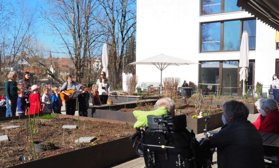 Kinder im Garten bei der Hospitalstiftung