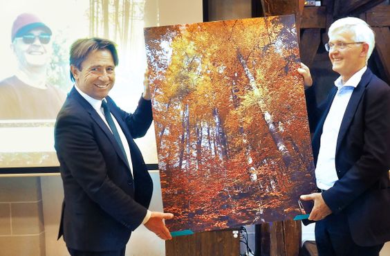 Oberbürgermeister Michael Lang übergibt ein Bild Paul Müller.