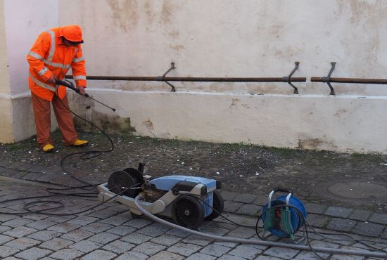 Mauer wird geputzt