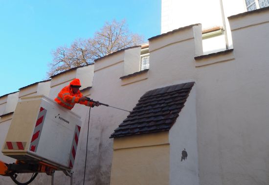 Mann vor der Kirchenmauer