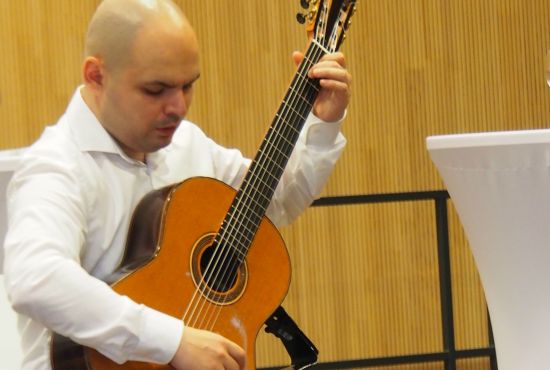 Mann mit Gitarre