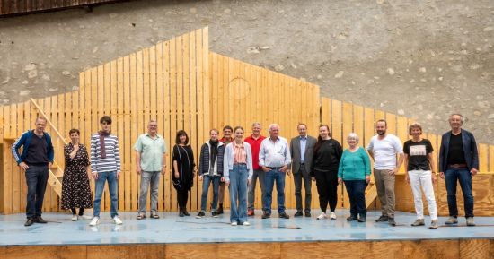 Gruppe auf der Festspielbühne