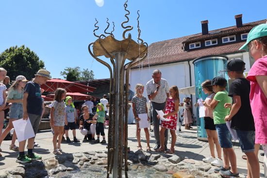 Brunnen und Kinder