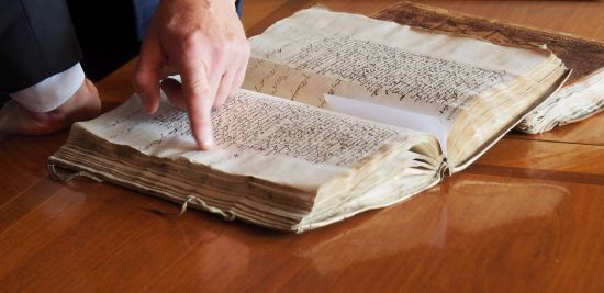 Altes Buch mit alter Schrift